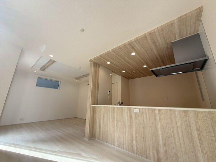 【Dining】
オープンカウンターキッチンの前にダイニングスペースで窓から朝日が差し込む♪