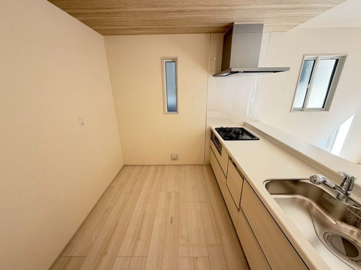 【Kitchen】
デザイン天井で空間を仕切りメリハリを演出!
冷蔵庫やキッチンキャビネットをおいてもスペース確保できます!