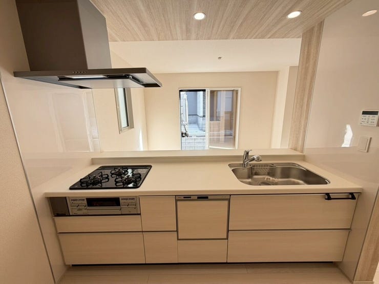 【Kitchen】
【Kitchen】
広々としたキッチンスペースで床下収納付き!オープン対面システムキッチンで浄水器一体型のシンクに主婦の味方の食器洗浄乾燥機付!