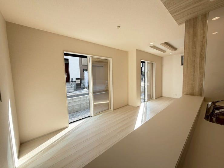 【Dining・Kitchen】
昔ながらのキャビネットは無くして開放的に料理中でもLDKが見渡せてお子さんがいても安心♪