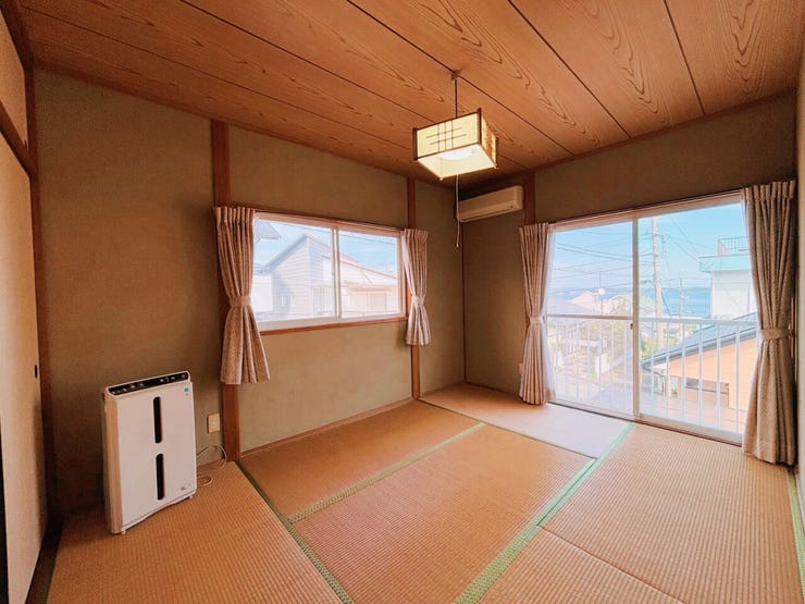 こちらの窓からは別府湾が眺められます