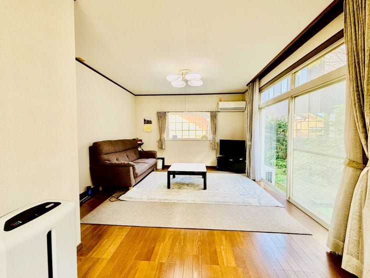 大きめサイズの窓使用。お庭のグリーンが癒してくれます