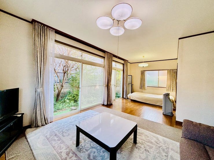 大きめサイズの窓。お庭のグリーンが癒してくれます