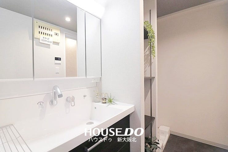 ■洗面所にも収納があり、タオルや日用品のストックなどにもお使いいただけます!