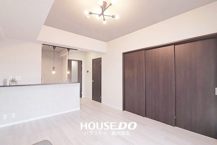 ■ダークブラウンの建具が落ち着いた雰囲気を演出しているおしゃれなリビング!
■リビングに面したお部屋は、扉を開ければ広々としたリビングとしてお使いいただけます!