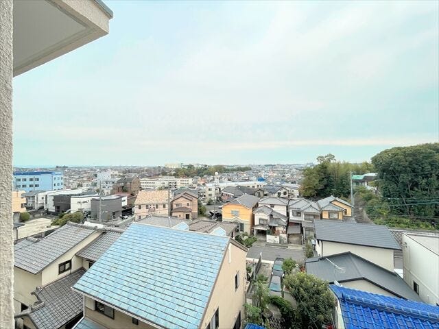 【5階からの眺め】
仕事中の気分転換のスペースとして活用できそうです。
人を感知するセンサー付きの照明の設置を検討してもいいでしょう。