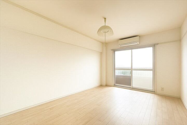 バルコニーに面したお部屋です。
お天気のいい日にはたっぷりと陽を取り込むことができ、
ベッドの上のお布団もふかふかになりそうですね。