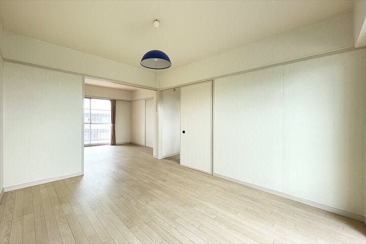 ゆとりの広さを確保しています。
ダブルのベットを置いても余裕があるため、主寝室として使うことも出来ますね。