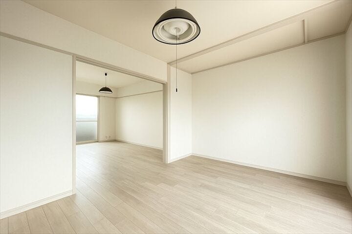 壁が白いのでプロジェクターを設置して映画やYouTubeなど楽しめます♪
部屋がおしゃれなシアタールームのように変身◎