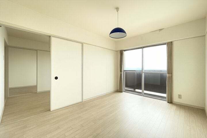 ベット、勉強机、ドレッサー、おしゃれな照明を設置して
居心地の良い空間にできそうです◎