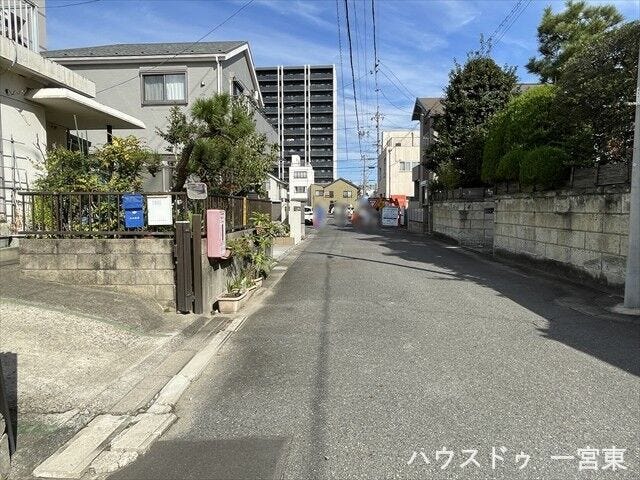 ≪東側南向き 幅約6.0m≫
車がすれ違うのに十分な道幅です。車が2台と通行人も通れる幅となっています。