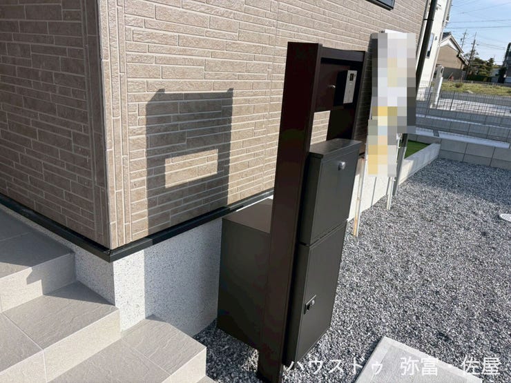 留守中でも宅配便が受け取れる宅配ボックス付き!