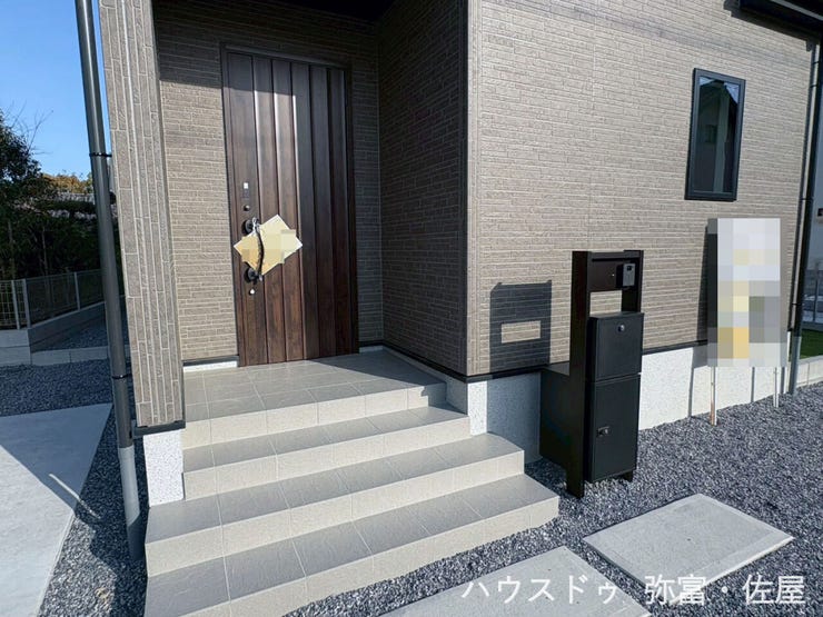 玄関ポーチに屋根があることで、天候の悪い日も玄関の出入りがしやすくなります♪