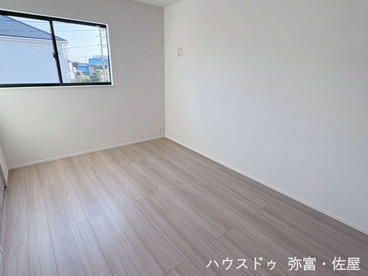 南側に面した約6帖の洋室☆