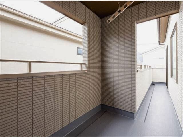 2階8帖洋室からと6.5帖洋室の2カ所から出入りのできるバルコニー
(2025年12月7日)