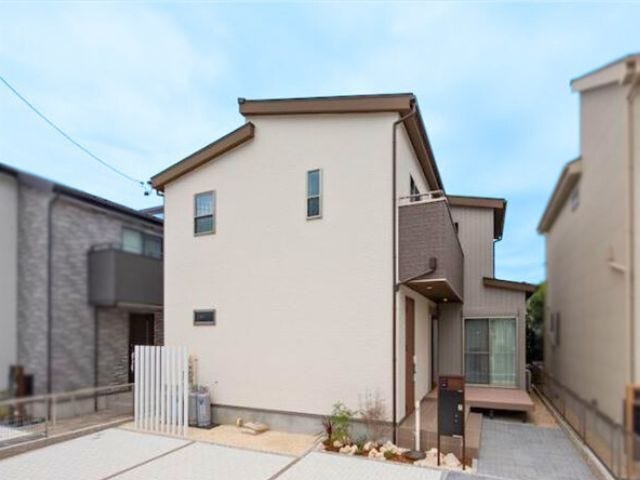 並列で4台駐車可能な駐車場のある4LDKです。展示されている家具がついてくる物件です
(2025年12月7日)