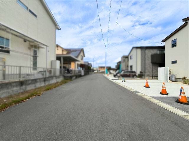 幅員約6mの前面道路です。道路幅にゆとりがあるので、車種を選びません。大きめの車を乗りたい方にもオススメです。
(2025年11月2日 撮影)