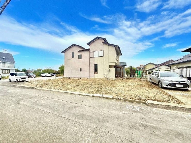 ◇外観写真◇
21帖のLDKとなっています。家族が集まって食事をしたり、くつろいだりするのにゆったりできる広さです。カウンターもあるのでお子様の宿題や調べもの等の時にあると助かりますね♪