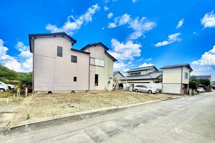 ◇外観写真◇
間口が十分にあり、並列2台止められます。ご夫婦でお車をお持ちの方も安心です。駐車スペースにはお車だけでなく、自転車やバイクなども置いていただけそうです。