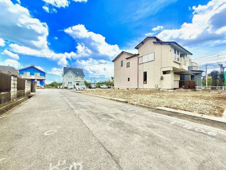 ◇前面道路◇
過ごす時間と共に刻々と表情を変えていく住まい、季節によってさまざまな表情を見せてくれるわが家は、時を重ね思いを紡ぐ場所です。ご家族の一家団欒を心ゆくまでお楽しみください。