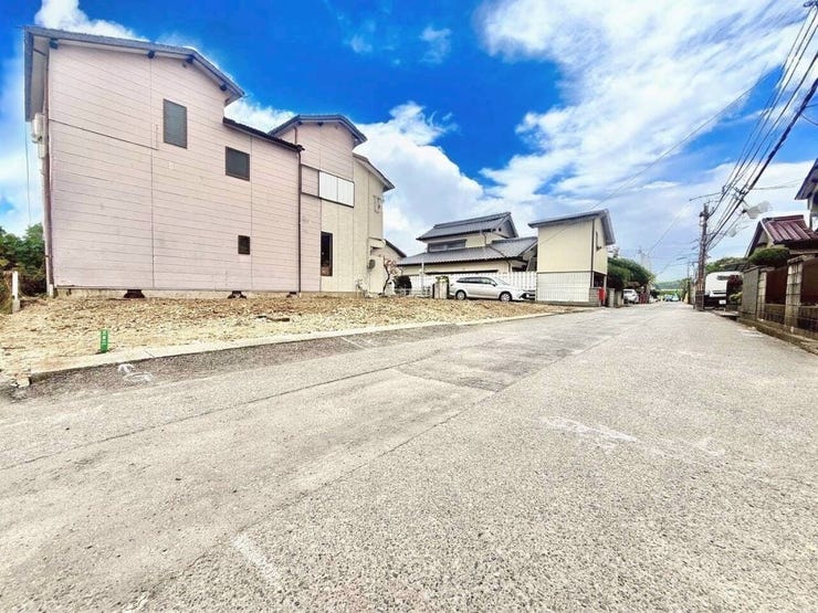 ◇前面道路◇
前面の道路幅は約5m。自動車同士が速度を落として対向してくれそうな幅です。事故率や歩行者の安全性、騒音などを考えると程よい幅なのではないでしょうか。