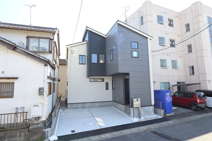 【外観】
並列駐車2台可能!
前面道路8.0mにつき、駐車もラクラク♪