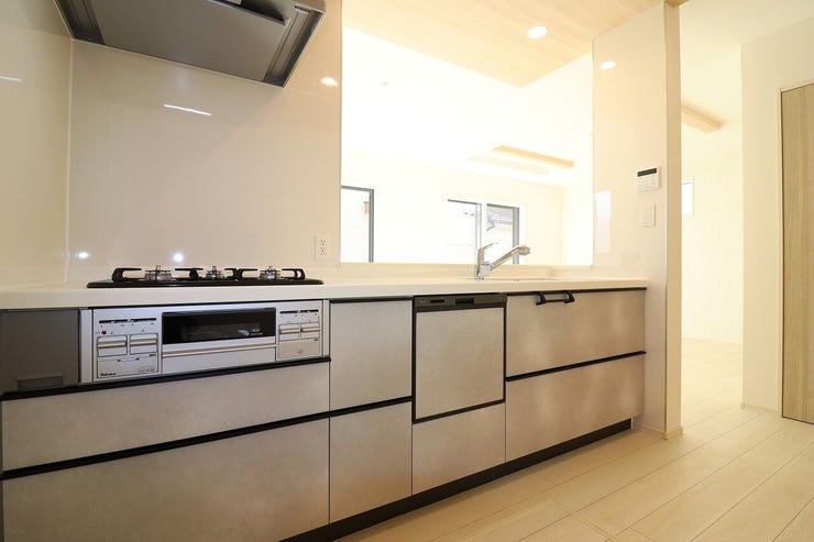 食洗器付きのシステムキッチンは、ナチュラルな雰囲気があり落ち着いた雰囲気を感じられます。