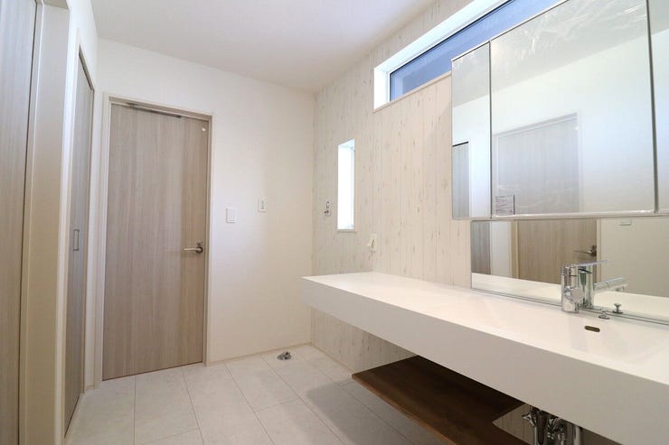 おしゃれな洗面台は、十分なスペースがあり動線もシンプルで生活がしやすく、床下収納も完備しているため、収納にも困りません。