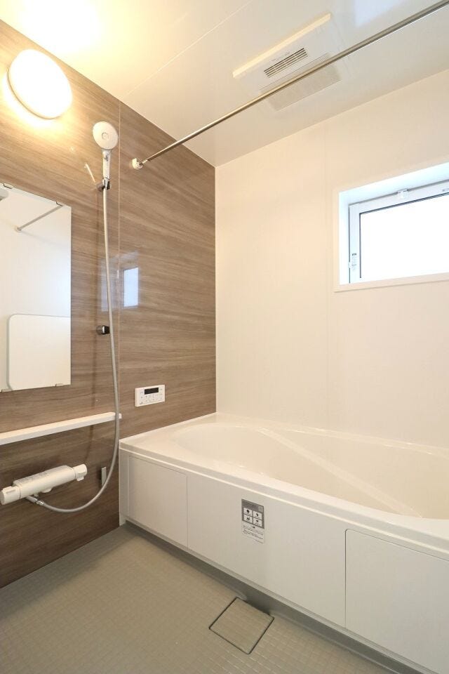 ナチュラルな雰囲気のアクセントパネルが、一日の疲れを癒す場所として最適ですね。