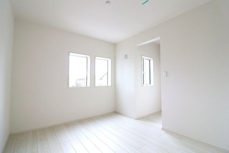 ウォークインクローゼットつきの5.25帖の洋室は、白を基調としたシンプルなお部屋でインテリアの自由度も高いですね。