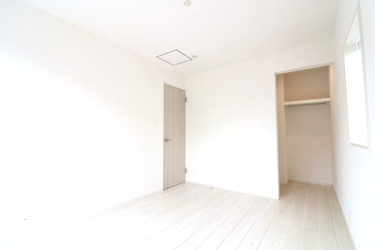 6帖の洋室は、バルコニーにつながっており採光が2か所あり朝は明るい陽射しが差し込みます♪