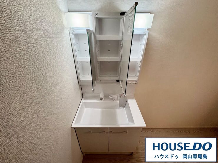 洗面脱衣所は、三面鏡タイプのシャンプードレッサーを完備!ミラー裏に収納でき、生活感なくすっきり♪