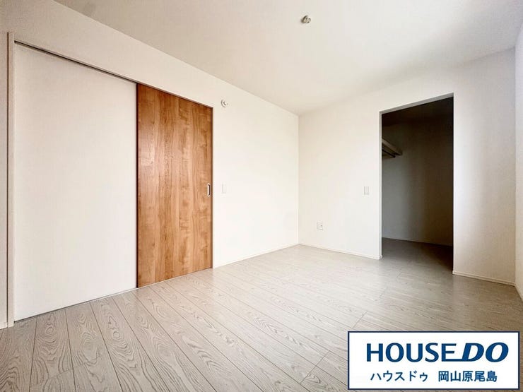 シンプルで無駄のないデザインの洋室です。ご家族一人ひとり、お好みの空間を作れます!