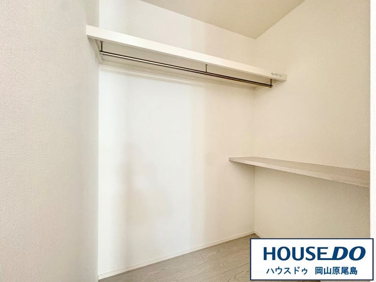 キッチン横には、棚付きの大容量ファミリークロークも完備しています!