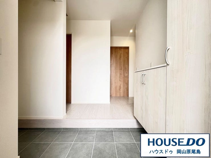 人を迎え入れる最初の場所だからこそ、清潔感がある空間にして頂ける様にゆとりあるシューズボックスを設置しました。おでかけの時も帰った時も、「我が家」を最初に感じでもらえる素敵な空間に♪