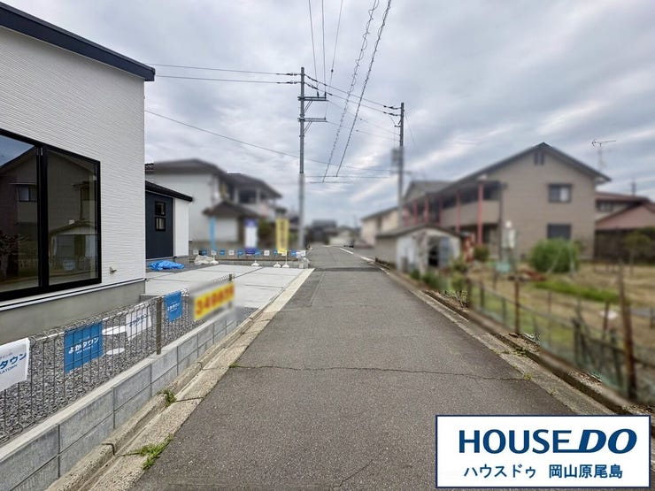 南東側前面道路は約4mの幅員です。