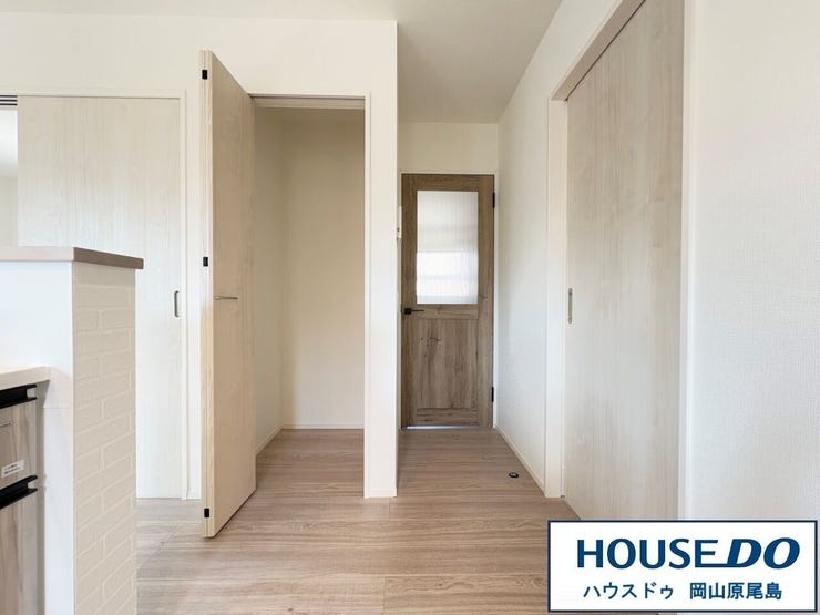 LDKに収納スペースがあります。
スッキリと収納できてLDKを有効的にお使いいただけます◎
※同施工会社の物件イメージ写真です。