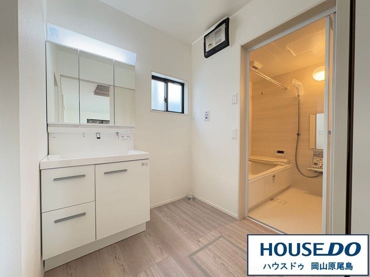 洗面スペースに窓があるので、朝の準備も明るい気分で出来ますね!湿気が溜まりやすい場所でもあるので、換気出来るのも嬉しいポイントです(^^)/ ※同施工会社の物件イメージ写真です。