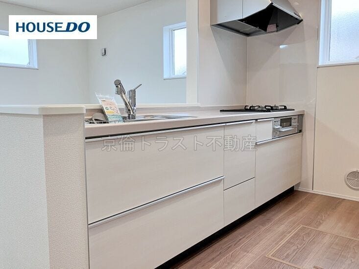 リビングを見渡すことができる対面式カウンターキッチン。リビングと一体感があります♪