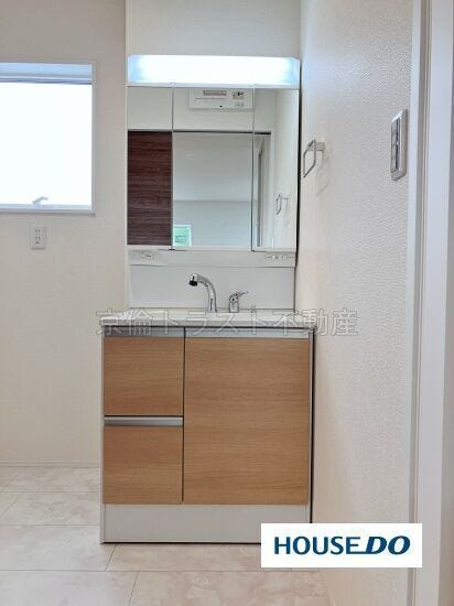 洗面台はお手入れがしやすい一体型ボウル。三面鏡の裏は収納スペースになっていて機能的です!