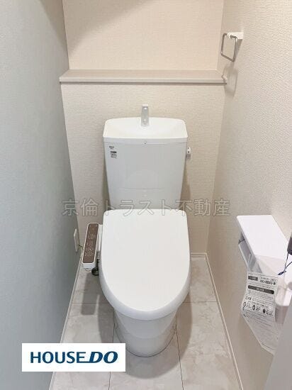 スタンダードな手洗いタンク一体型の洋風便器は温水洗浄機能付き!