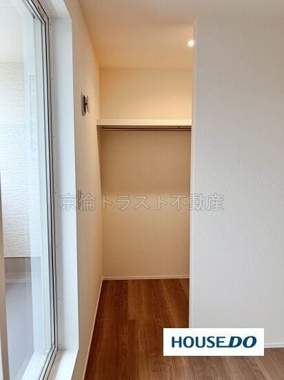 主寝室にはウォークインクローゼットがあります!たくさんの洋服や季節用品を1ヶ所にまとめて機能的に収納できます!