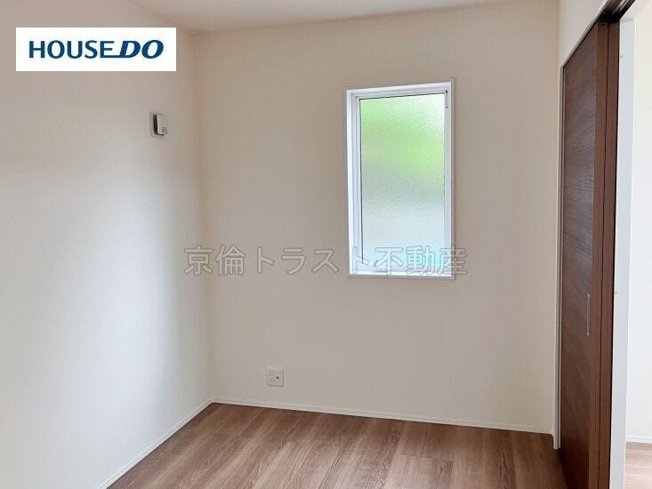 1階洋室4.38帖 LDKに隣接し、お子様の遊び場やワークスペースにお使いいただけます◎