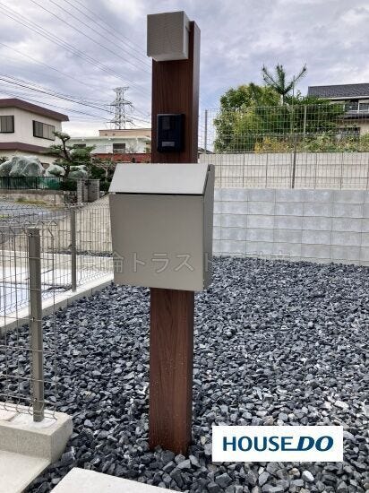 エントランスにはインターホンとポストが一体になった機能門柱が設置されています。便利な宅配ボックス付きです◎