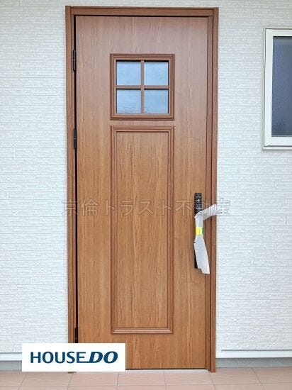 断熱性能に優れた玄関ドアを使用しています。防犯性の高いディンプルキータイプの玄関です!