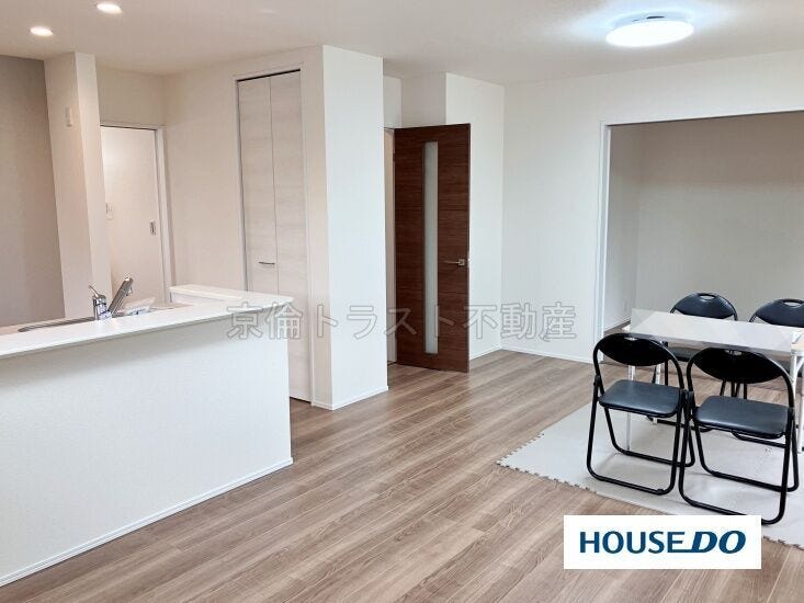 キッチンと一体化したリビング!隣接の洋室と合わせて広々とお使いいただけます!