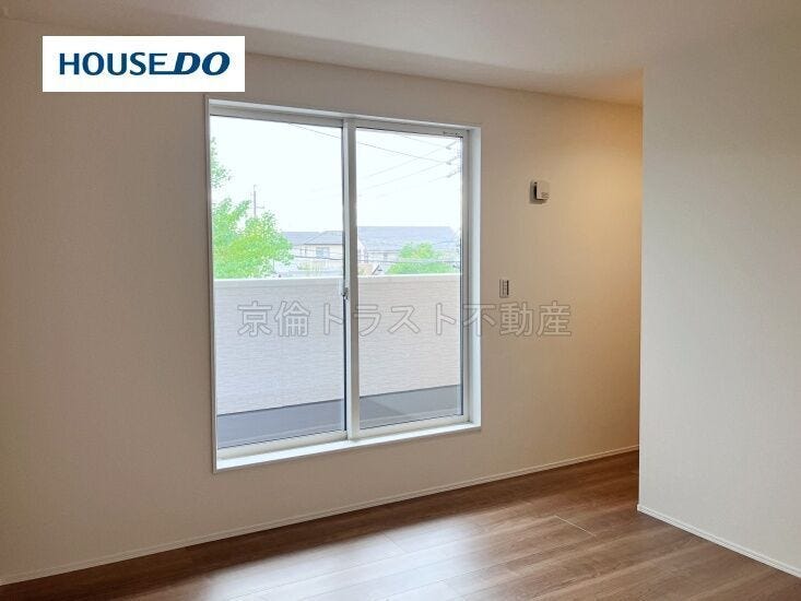 南西の洋室6.13帖はバルコニーに面した明るいお部屋です。大容量のウォークインクローゼットもあり、主寝室にピッタリのお部屋です!