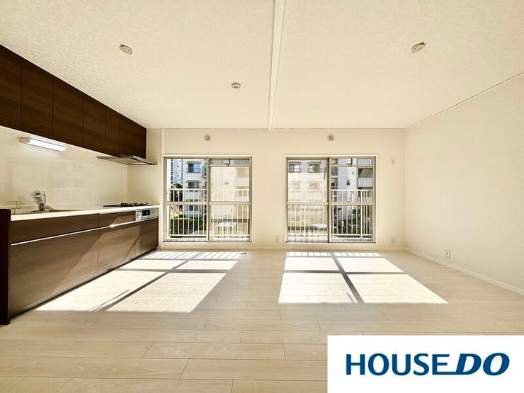 白を基調とした明るいリビング