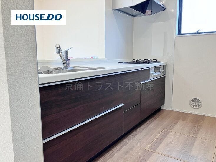 大人2人がキッチンに立っても十分な広さがあります!洗面所への動線も良く、家事が効率よくはかどりそうです◎