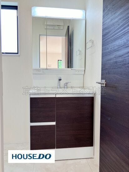 ハンドシャワー付きの洗面台はお手入れがしやすい一体型ボウル。三面鏡の裏は収納スペースになっています!